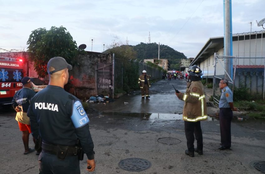  Policías rescatan a niños atrapados en un conato de incendio registrado en un albergue en Curundú
