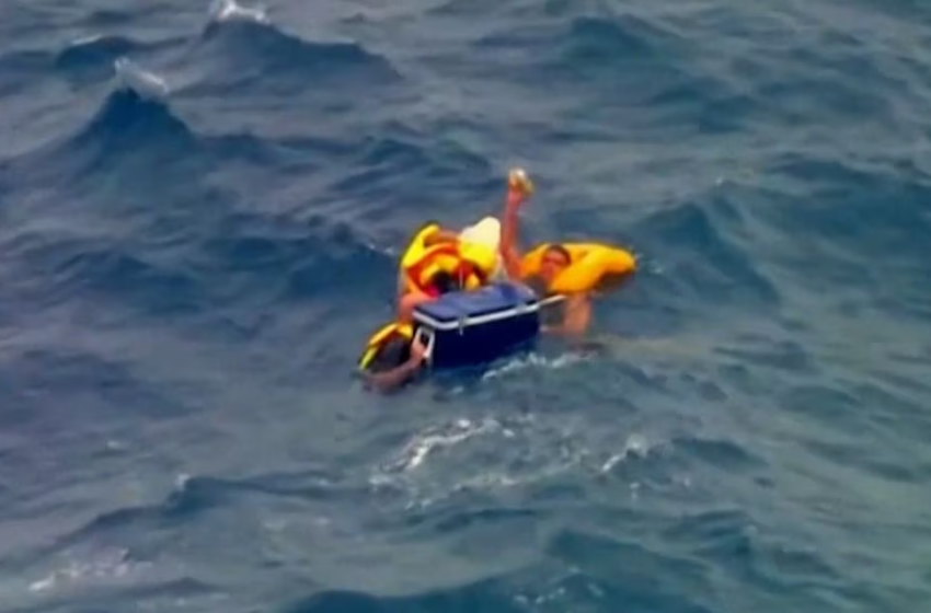  Tres personas sobreviven a un naufragio en mar abierto agarrados a una nevera de camping