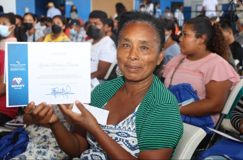  Gobierno beneficia a 184 familias coclesanas con nuevas viviendas