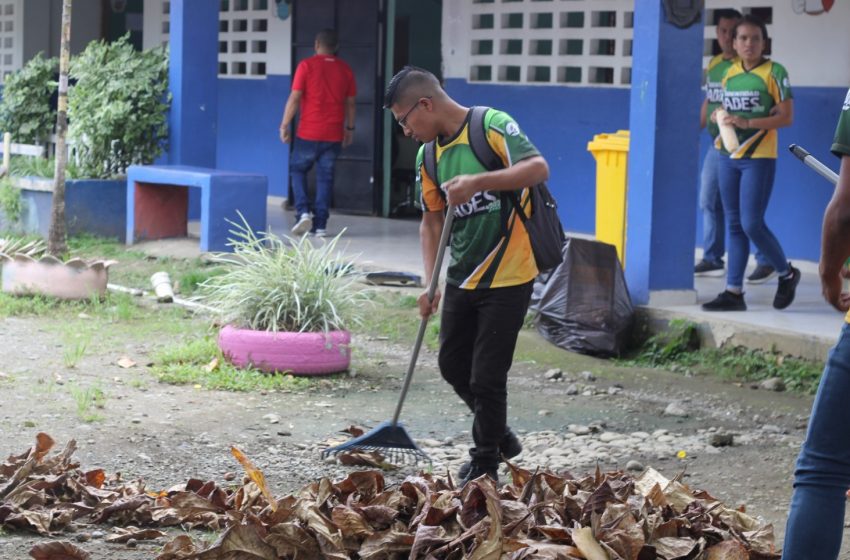  Jóvenes panameños anuncian avance de proyecto de mantenimiento de escuelas en Bocas del Toro 