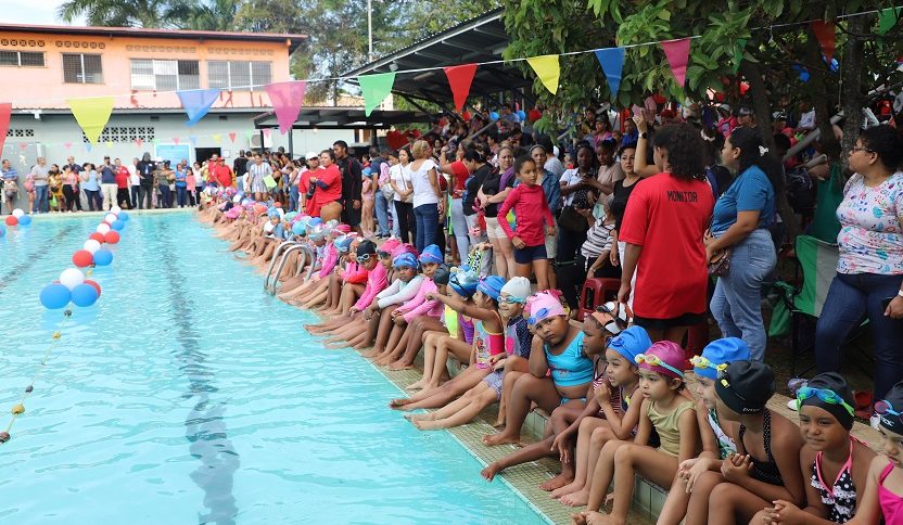  Más de 700 niños, culminan curso de verano “Aprendo a Nadar” en la Piscina de Villa Cáceres y Betania