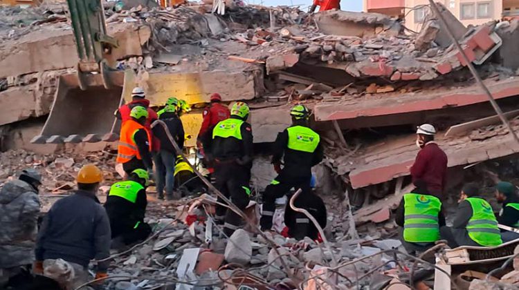  Rescatistas panameños buscan sobrevivientes en medio de estructuras colapsadas por terremoto en Turquía