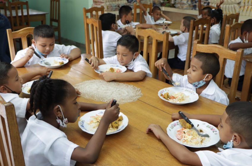  Más de 101,000 estudiantes de distintas escuelas del país reciben almuerzo escolar 