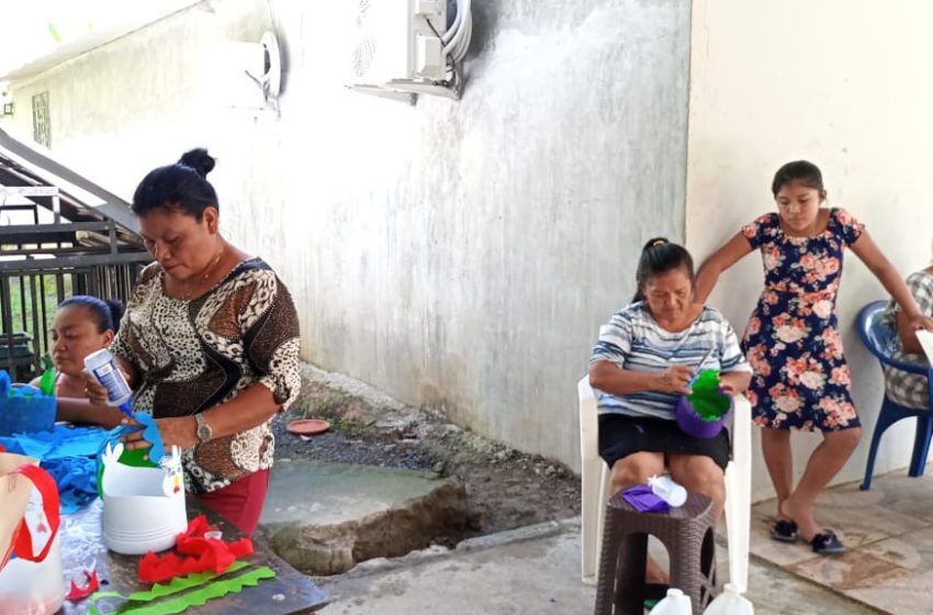  Mujeres aprenden a confeccionar manualidades a base del reciclaje