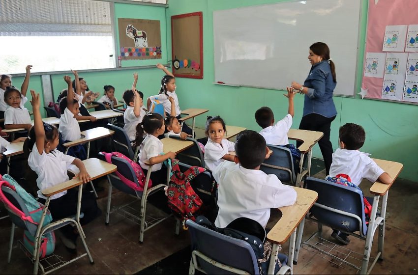  Ministra de Educación y su equipo de trabajo atienden escuelas de Darién 