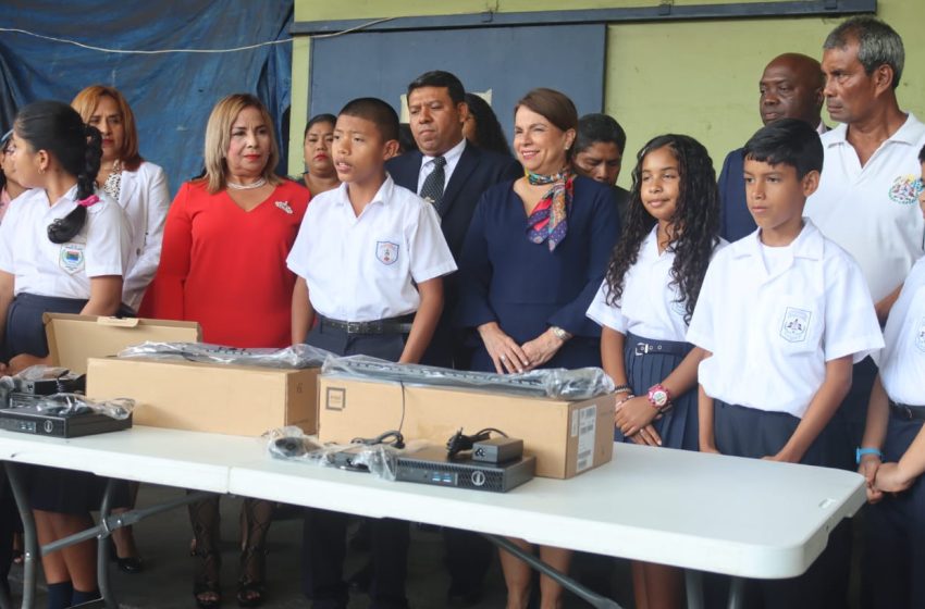  Estudiantes de Panamá Centro y Oeste reciben computadoras 