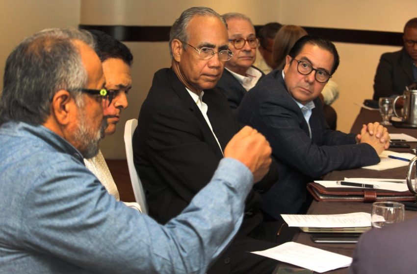  Precandidato Martín Torrijos sostiene conversatorio con catedráticos de la Universidad de Panamá