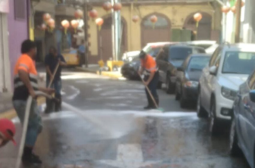  Realizan limpieza de calles en el Barrio Chino