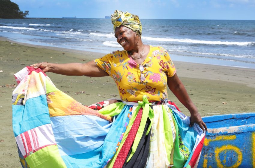  Evangelia, la costeña que lleva más de 30 años diseñando vestidos típicos