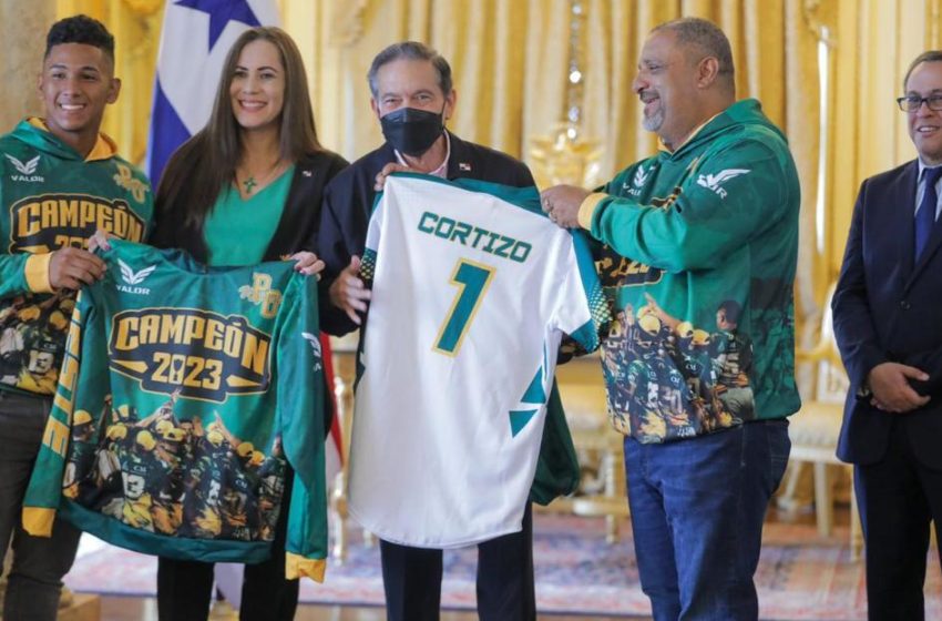  Cortizo recibe en la Presidencia al campeón del béisbol juvenil 2023