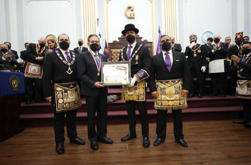  Presidente Cortizo es condecorado con la Medalla “Manuel Espinosa Batista” de la Gran Logia de Panamá