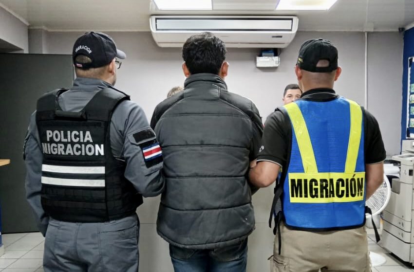  Inspectores de Migración Panamá y autoridades costarricenses capturan a dos hombres con antecedentes penales