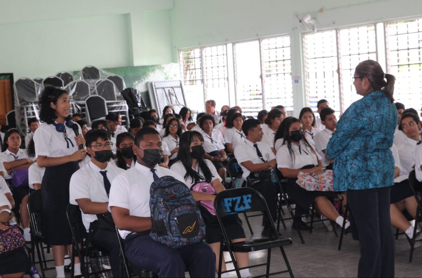  Jóvenes coclesanos reciben información sobre tendencia laboral en Panamá