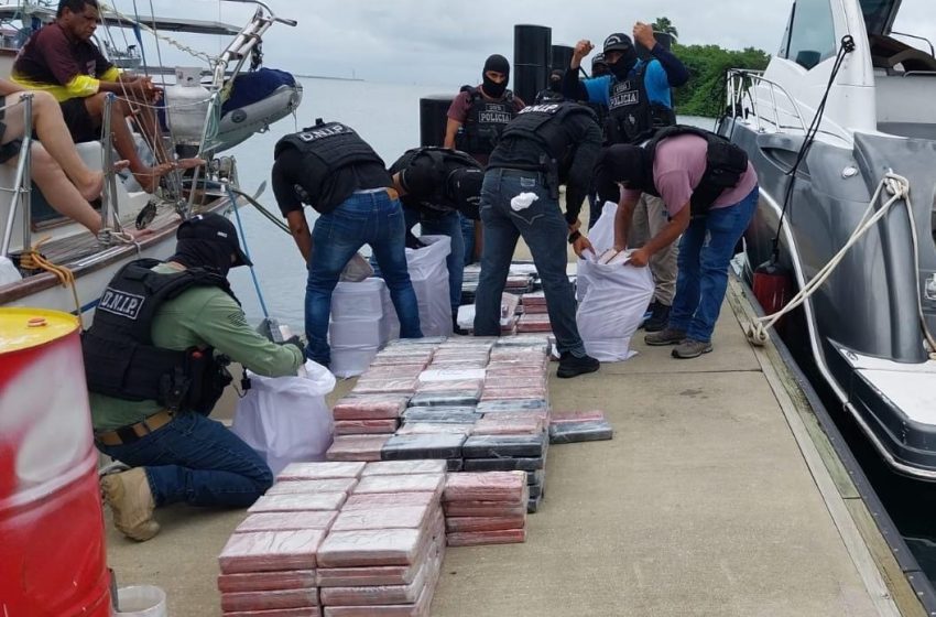  Decomisan 491 paquetes con presunta droga dentro de un velero en un puerto de Colón