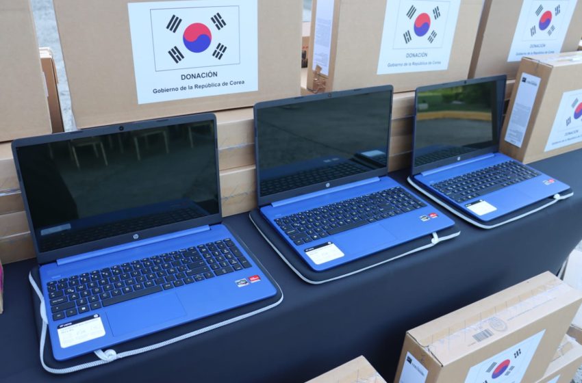  Embajada de Corea dona computadoras a estudiantes de la Academia Internado Encontrando el Buen Camino