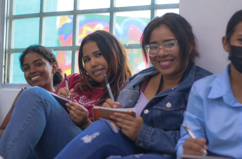  86 jóvenes universitarios crean kits para un futuro libre de pandillerismo con el apoyo del Movimiento Scholas Occurrentes y CAF 