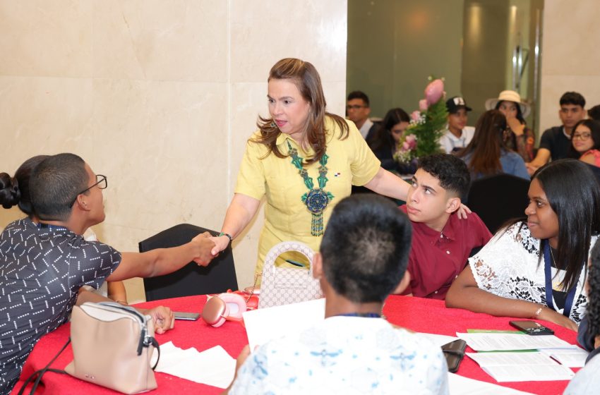  Ministra de Educación intercambia ideas con diputados juveniles 