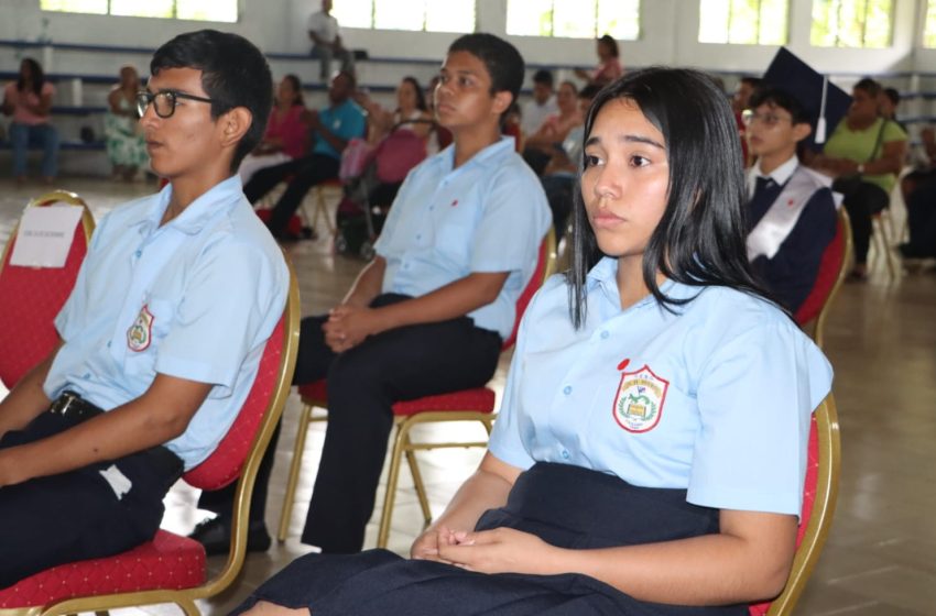  Estudiantes de Aprendizaje Acelerado reciben certificados de graduación