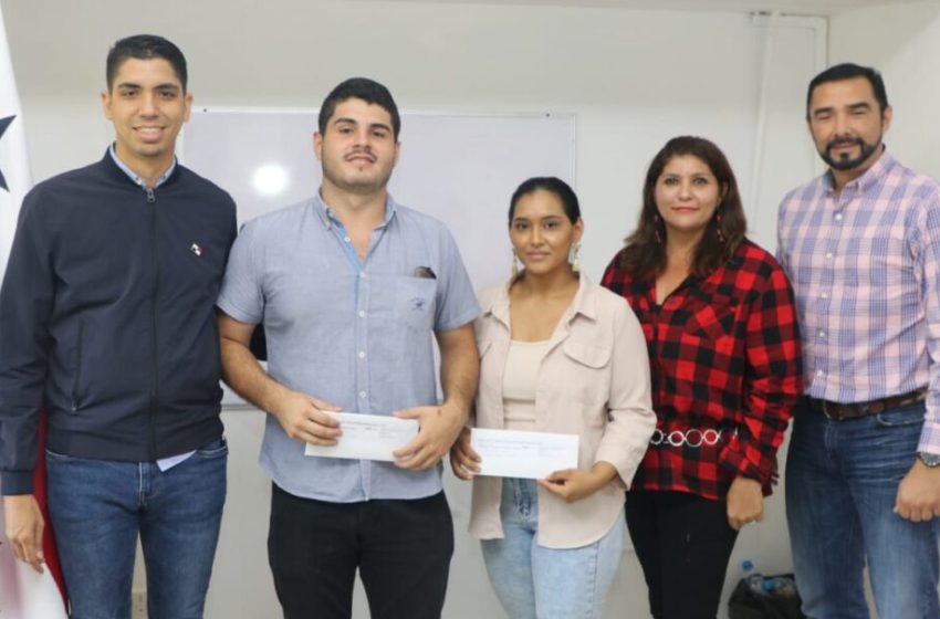  Juventud rural panameña dice presente en el Congreso Internacional de Apicultura en Chile