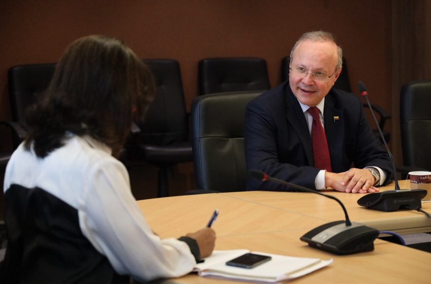  Ministra de Cultura recibe en visita de cortesía al embajador de Colombia en Panamá