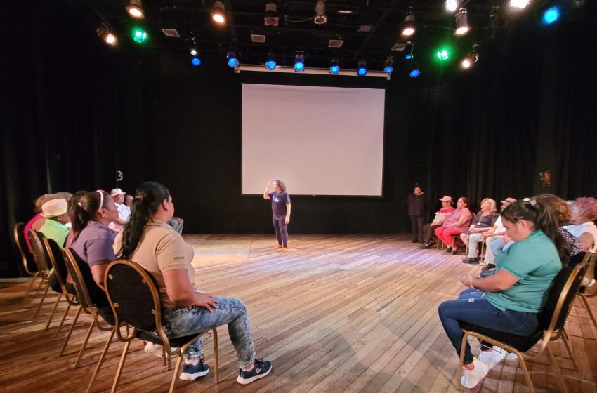  Adultos mayores reciben taller de técnica teatral