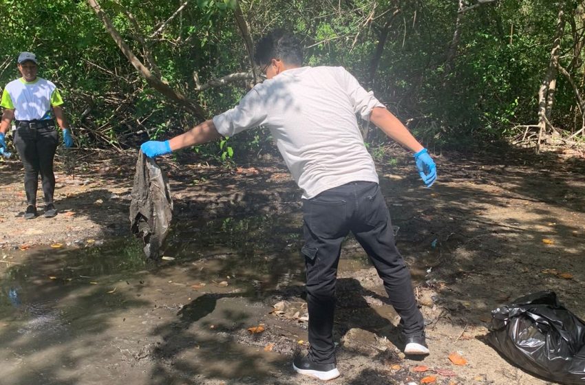  Realizan jornada de limpieza de playa Sherman de Colón