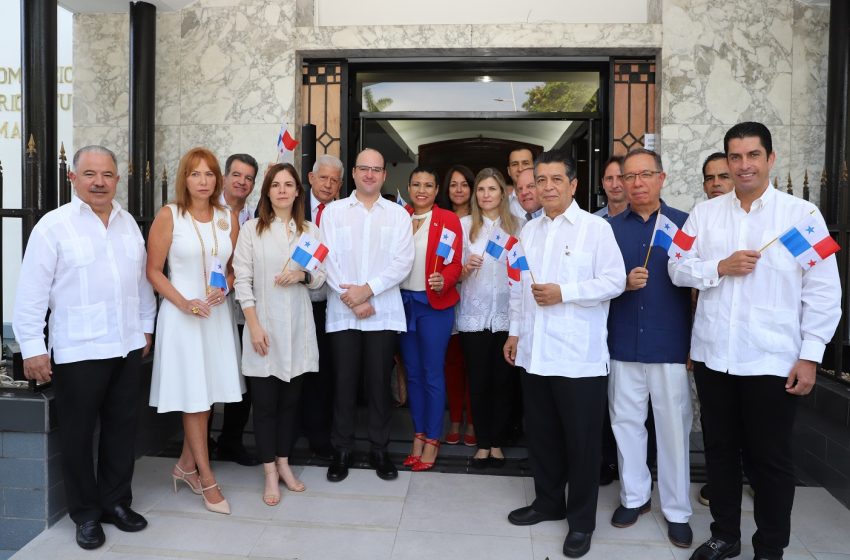  Cámara de Comercio rinde homenaje a Panamá con la izada de la Bandera Nacional