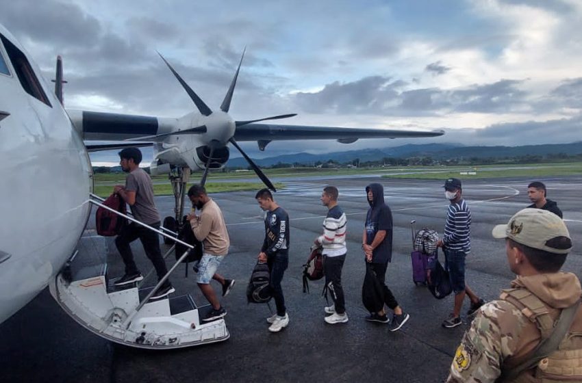  El Servicio Nacional de Migración de Panamá deporta y expulsa a 30 colombianos a través de un vuelo chárter