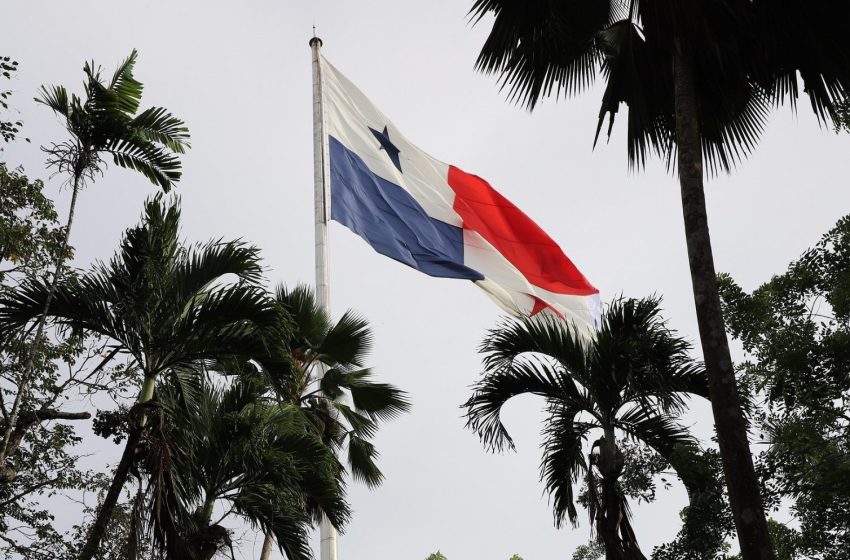  Bandera en el cerro Ancón ondea como guardiana de la nacionalidad