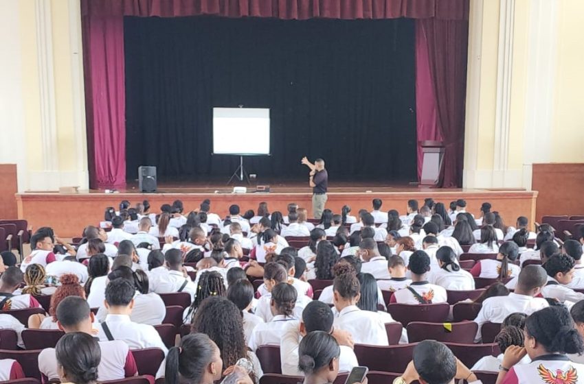  En Colón: Estudiantes graduandos realizan jornada de reforestación