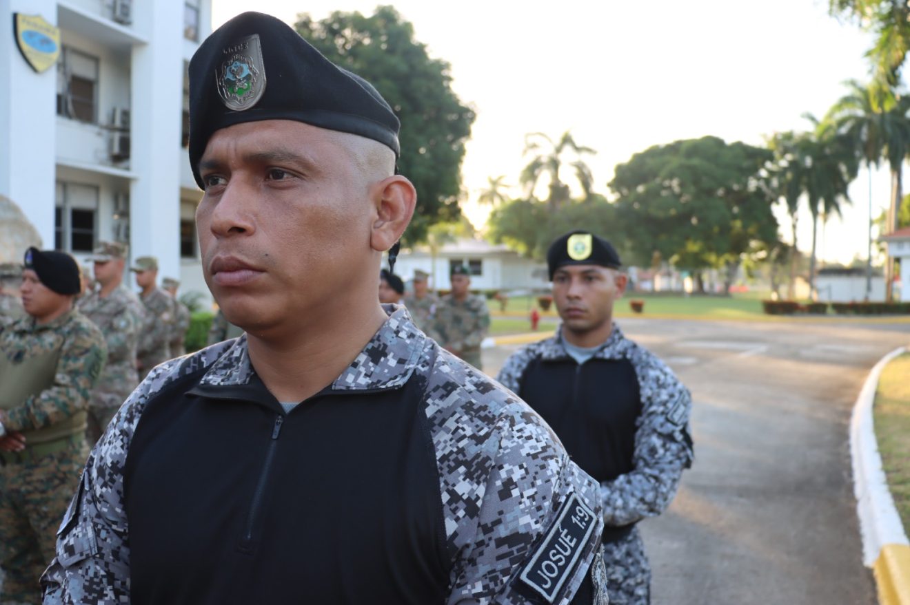 Jonathan Riggs Oficiales se gradúan de tripulantes de botes especiales en Panamá ...