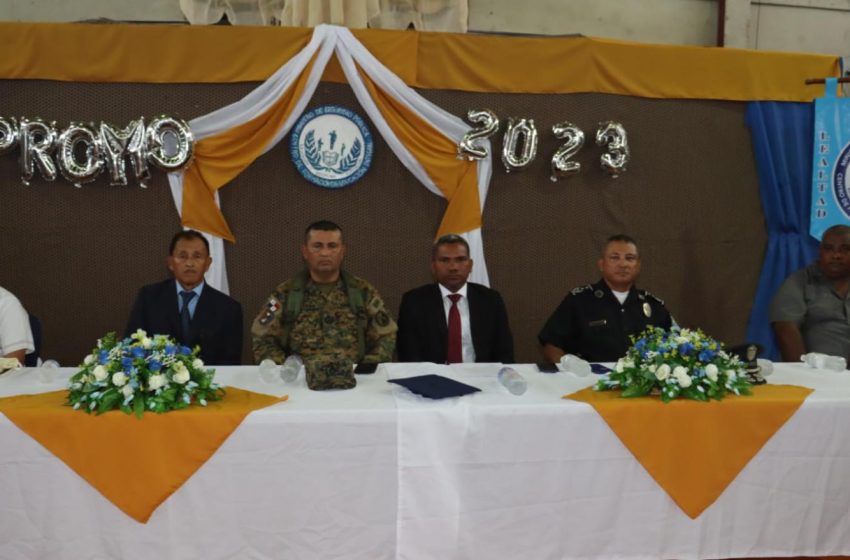  Más de 50 estudiantes participan en acto de graduación en Barú