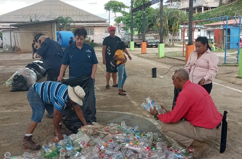 Realizan recolección de envases plásticas en Darién