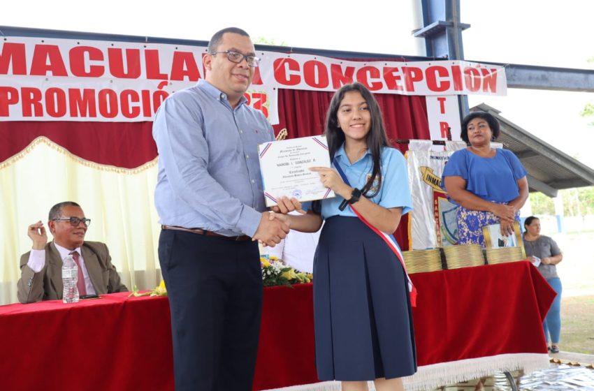 Estudiantes de área cañera veragüense reciben certificados de premedia