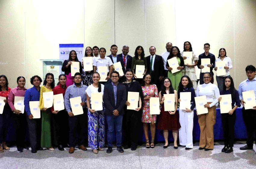  Estudiantes panameños reciben 204 becas de pregrado, maestrías y doctorados