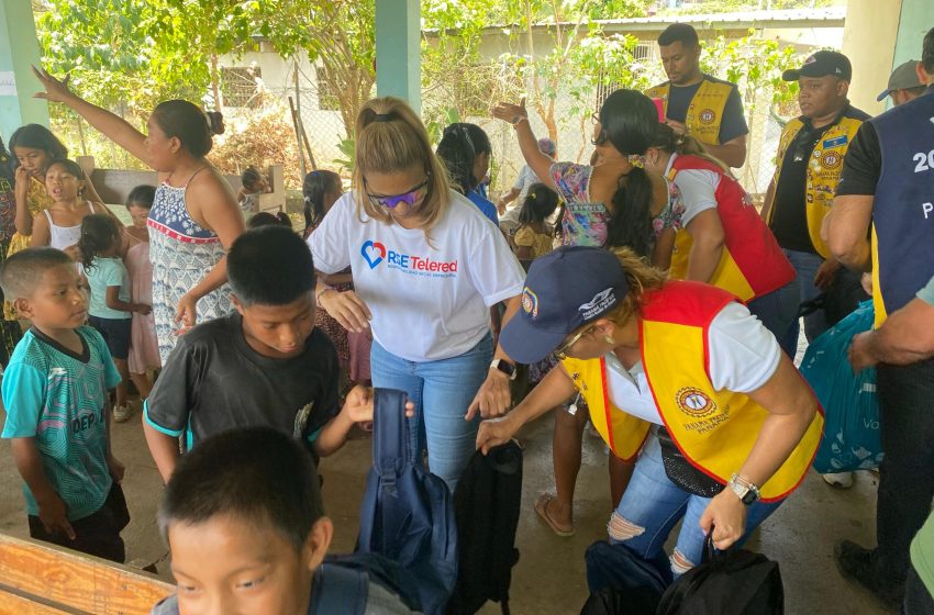  Más de 100 estudiantes de Veracruz recibieron útiles escolares