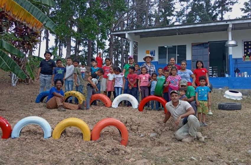  En Herrera: crean parque infantil con material reciclado 