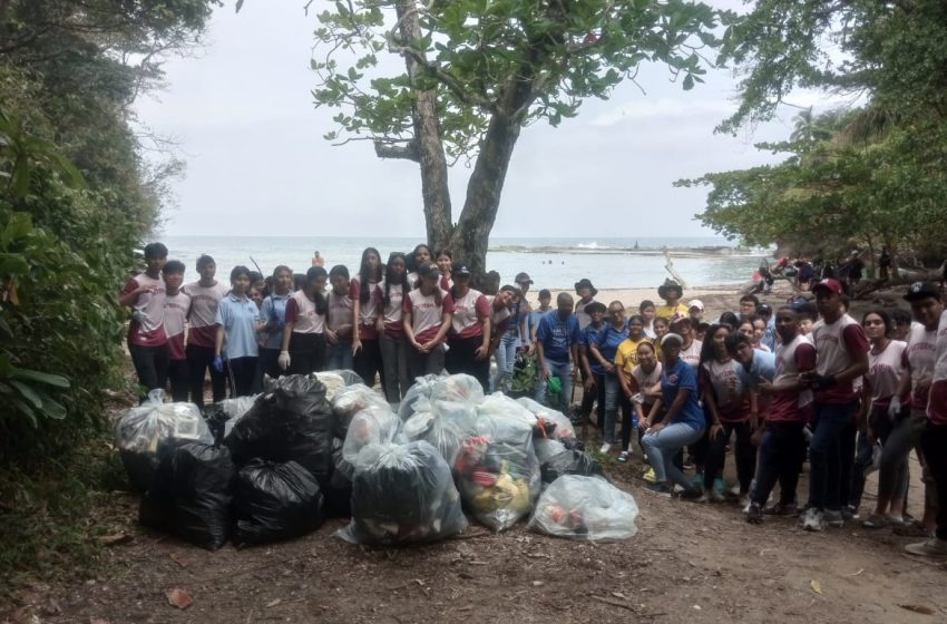  Realizan jornada de sensibilización y recolección de desechos en playa de Colón
