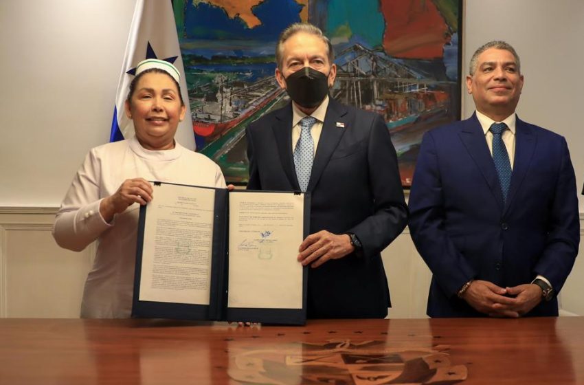  Presidente Cortizo firma histórico Decreto para crear la Dirección Nacional de Enfermería