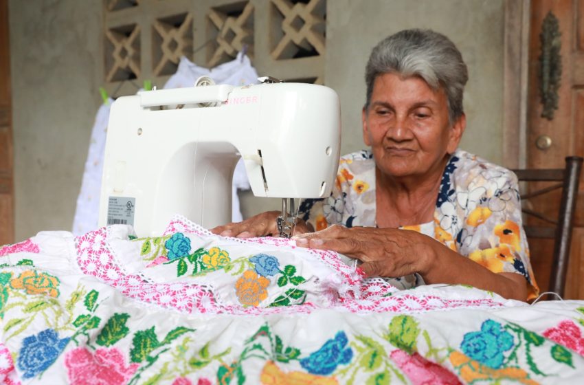  Agripina Domínguez, la abuela santeña que confecciona el traje más hermoso del mundo: la pollera