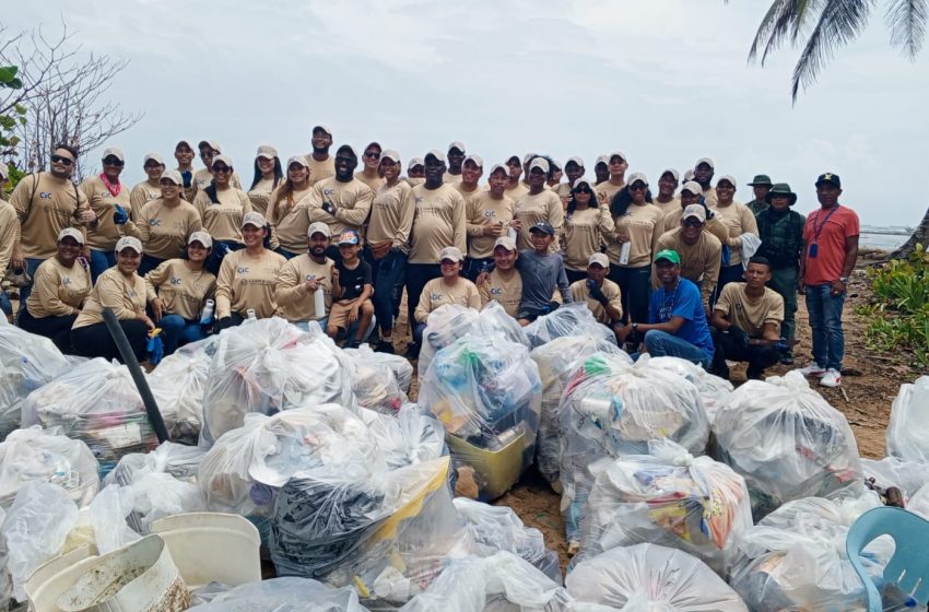  Realizan jornada de limpieza de playa en Colón