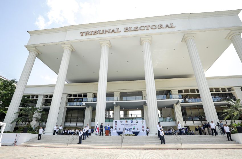  Presidente Cortizo realiza traspaso de mando de la Fuerza Pública al Tribunal Electoral