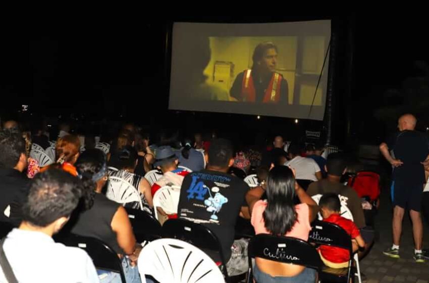  ¡Concurrida asistencia! Más de 700 personas disfrutaron del Cine al Aire Libre en la Cinta Costera