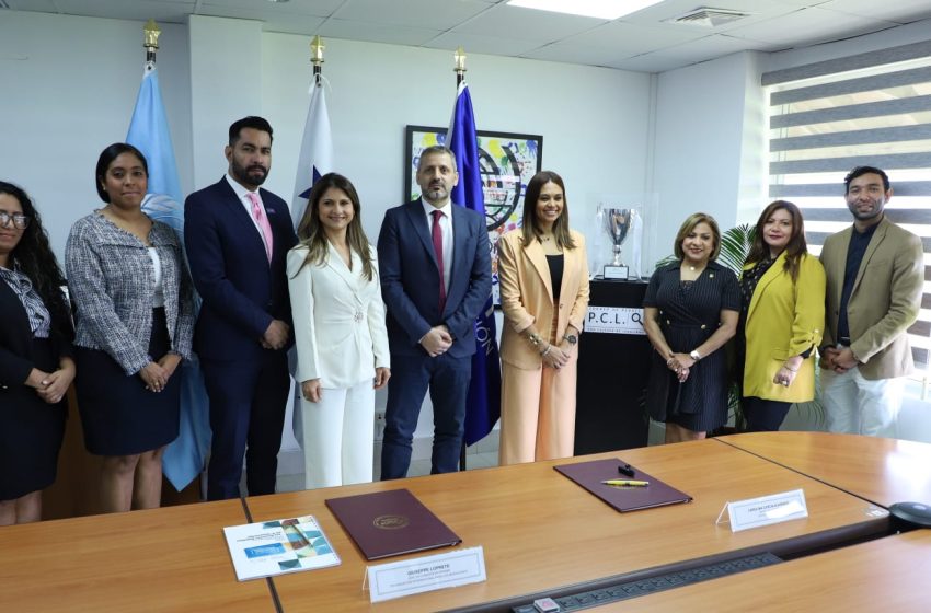  Defensoría del Pueblo traspasa Copa del Torneo de Debate a la OIM