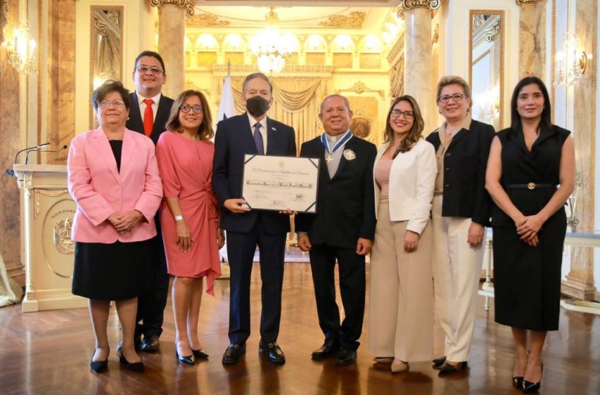  Presidente Cortizo condecora al presbítero Vicente Moreno 