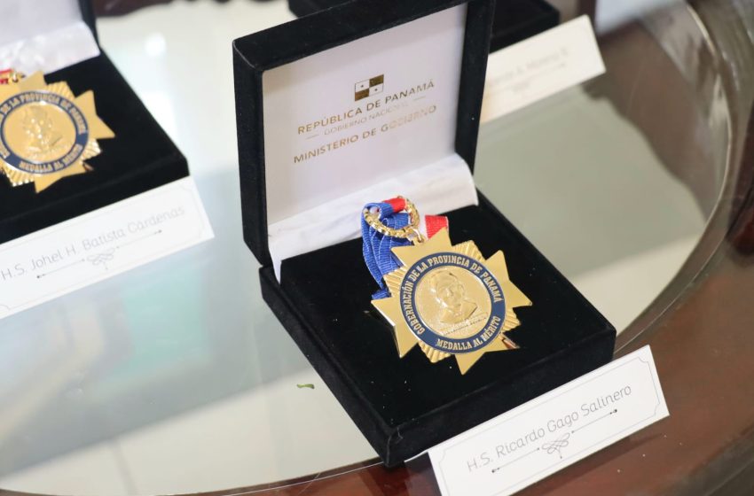  Gobernadora entrega Medalla al Mérito General Victoriano Lorenzo