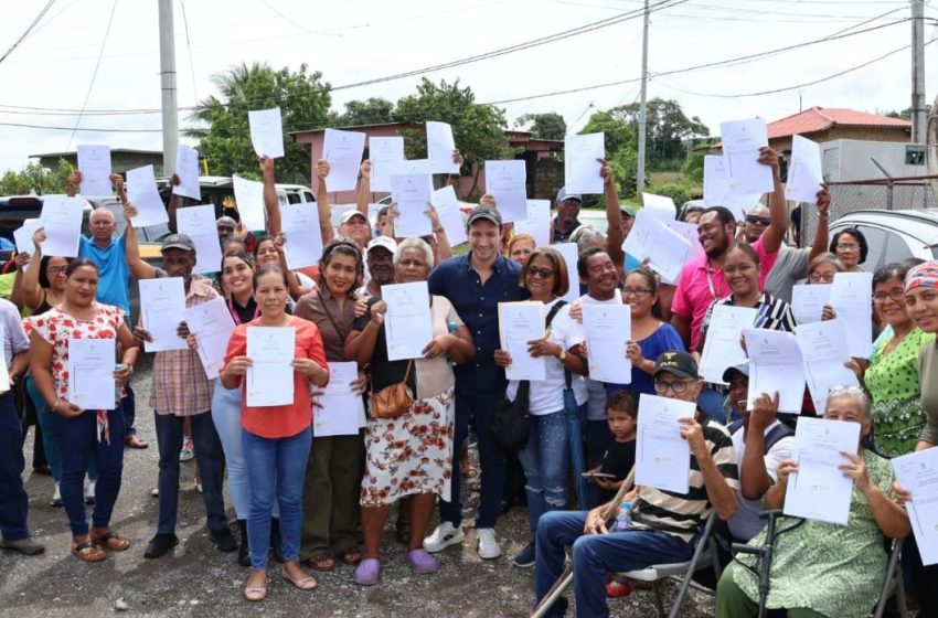  BHN entrega escrituras públicas a familias colonenses que les acredita como propietarios de sus lotes