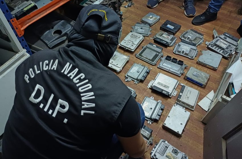  Incautan 25 computadoras de autos tras allanamiento a un taller en Pedregal