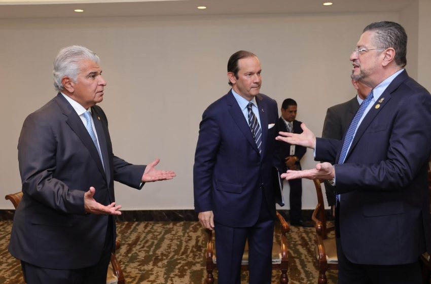  Presidentes de Panamá y Costa Rica abordan situación de migrantes