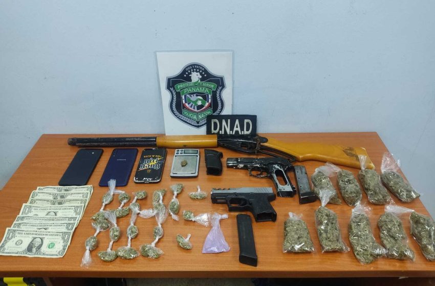  Tras allanamiento, policía aprehende a 3 personas y decomisa armas y presunta droga